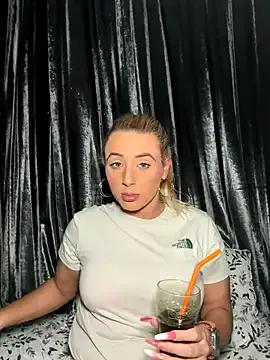 StripChat Strongqueen is Freechat Strongqueen — Flash boobs in public pub toilet