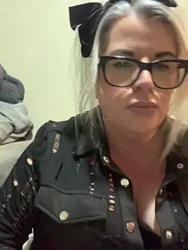 curvy-Ruby-Uk from StripChat is Freechat