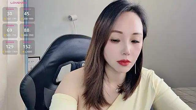 Dewluna from StripChat is Freechat